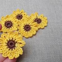 5 Sonnenblumen Häkelblumen, gehäkelte Blüten zum aufnähen, Häkelapplikationen Blume gelb Herbst Bild 3