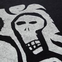 Totenköpfe, Bio Fairtrade T-Shirt Männer, schwarz, Größe L, mit handgedrucktem Siebdruck. Bild 3