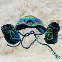 gestricke Baby-Garnitur mit Mütze und farblich passenden Baby-Schuhe in Blau-Grün Bild 3