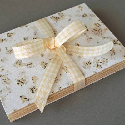 Briefpapierset mit 4 handgeschöpften Umschlägen, ca. 16,5 cm x 11,5 cm, ockergelb/weiß, Geschenk