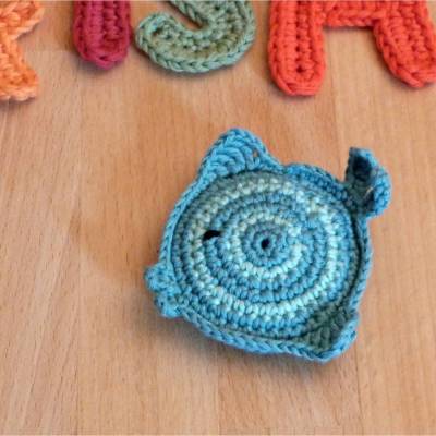 Babygreifling Fisch mit Quietscher, gehäkelt, türkis, Biobaumwolle, Handarbeit