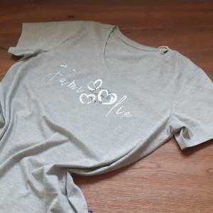 Familien T-Shirt personalisiert, Bio Baumwolle mit Viskose grau, mit silbernen reflektierendem Schriftzug, Bild 2
