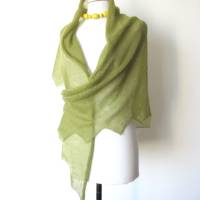 Dreieckstuch gestrickt aus Mohair, olivgrünes Schultertuch, sommerlicher Damenschal khaki-grün, Trachtentuch Bild 2