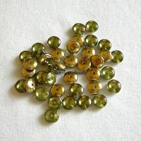 50 flache Glasperlen, Linsen, grün gold, Loch zentral Bild 1