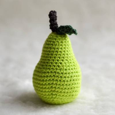 gehäkelte Birne - Frucht für den Kaufmannsladen oder Obstsorte in der Kinderküche 