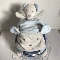 Sinnvolle Geschenke Junge Geburt Windeltorte unvergessliche Taufe Schmusetuch Rasselsöckchen Lätzchen Maus Auto blau Bild 2