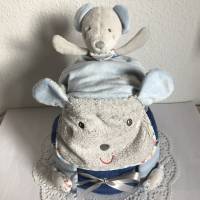 Sinnvolle Geschenke Junge Geburt Windeltorte unvergessliche Taufe Schmusetuch Rasselsöckchen Lätzchen Maus Auto blau Bild 7