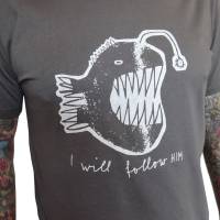 Anglerfisch, I will follow him. Bio Fairtrade T-Shirt Männer, grau, mit handgedrucktem Siebdruck Bild 2