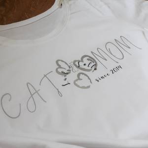 Katzen Mama T-Shirt personalisiert, Bio Baumwolle weiß, mit silbernen reflektierendem Schriftzug, CatMom Bild 1