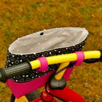 Genähte Lenkertasche, Fahrradtasche, mit Klettverschluss, Wachstuch, schwarz/weiß/pink, Baumwolle/Kunstleder, Herz Bild 2