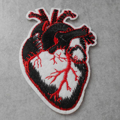 Herz anatomisch Applikation Stoff Aufbügler  Patch zum Aufbügeln gestickt