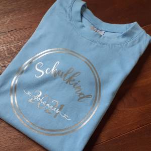 2023 Schulkind T-Shirt, Erstklässler Statement-Shirt, personalisiert, hellblau, Baumwolle Bild 1