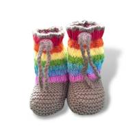 Gestrickte Baby-Schuhe „mOOnies“ aus Mikrofaser Regenbogen Bild 1