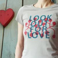 Look out for Love, Bio fairtrade T-Shirt für Frauen. Siebdruck handbedruckt. Bild 1