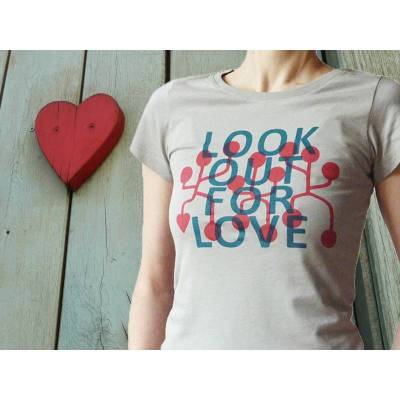 Look out for Love, Bio fairtrade T-Shirt für Frauen. Siebdruck handbedruckt.