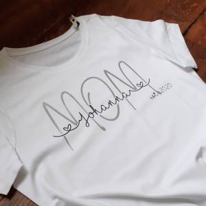T-Shirt Mom Bio Baumwolle personalisiert mit Kindernamen, reflektierende Schrift Bild 3