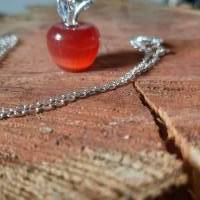 Halskette mit rotem  Apfelanhänger Bild 1