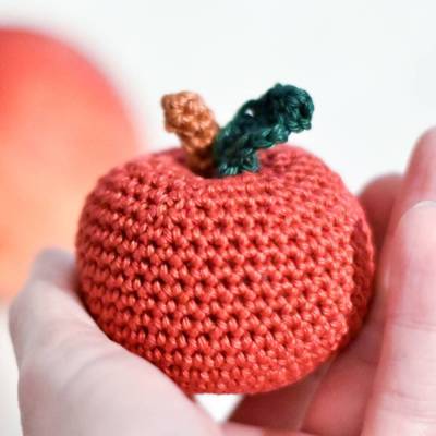 gehäkelter Apfel für den Kaufmannsladen oder die Spielküche