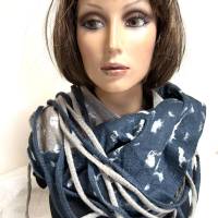 Wunderschöner Loop-Schal aus feinem Merinofilz, aufwändig 2-farbig gestaltet, grau und beige, mit langen Filzbändern Bild 1