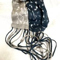 Wunderschöner Loop-Schal aus feinem Merinofilz, aufwändig 2-farbig gestaltet, grau und beige, mit langen Filzbändern Bild 2