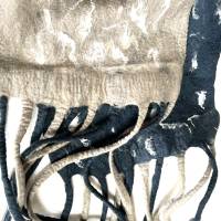 Wunderschöner Loop-Schal aus feinem Merinofilz, aufwändig 2-farbig gestaltet, grau und beige, mit langen Filzbändern Bild 3