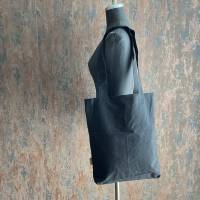 AichelBag Markttasche aus schwarzem Stoff mit upcycling Innenfutter. Bild 1