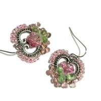 Funkelnde Ohrringe rosa grün Herz handgemacht mit Blüten und Glastropfen pink Muttertag Bild 3