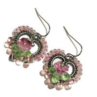 Funkelnde Ohrringe rosa grün Herz handgemacht mit Blüten und Glastropfen pink Muttertag Bild 4