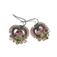 Funkelnde Ohrringe rosa grün Herz handgemacht mit Blüten und Glastropfen pink Muttertag Bild 5
