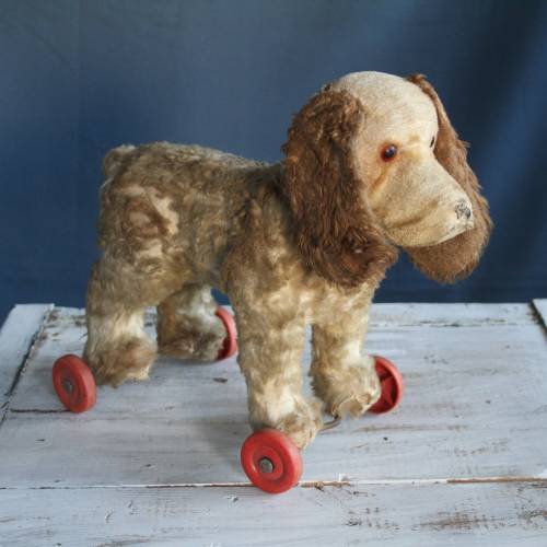 alter Plüschhund auf Rädern Vintage Spielzeug