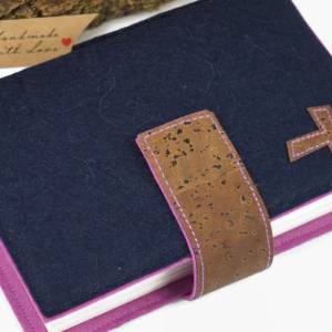 Gotteslobhülle Bibelhülle aus dunkelblauem Filz, mit Kork kombiniert Bild 2