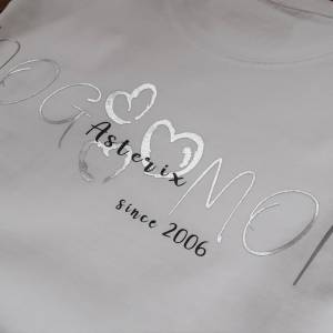 Hund Mama T-Shirt personalisiert, Bio Baumwolle weiß, mit silbernen reflektierendem Schriftzug, DogMom, Bild 2