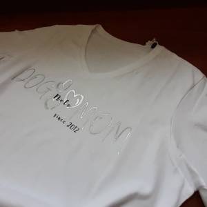 Hund Mama T-Shirt personalisiert, Bio Baumwolle weiß, mit silbernen reflektierendem Schriftzug, DogMom, Bild 9