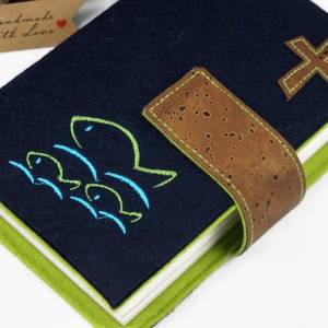 dunkelblaue Gotteslobhülle Bibelhülle aus Filz und Kork, eingestickte Fische Bild 6