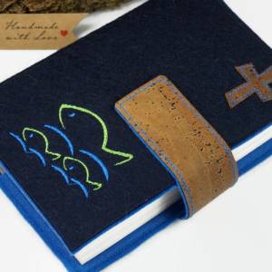 dunkelblaue Gotteslobhülle Bibelhülle aus Filz und Kork, eingestickte Fische Bild 7