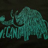Vegan Mammut, Bio Fairtrade T-Shirt Frauen, schwarz, mit handgedrucktem Siebdruck. Bild 2