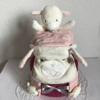 Windeltorte Schaf Mädchen bestellen Ideen Geschenk Babyparty Geburt Taufe Schmusetuch Lätzchen Rasselsöckchen pink rosa Bild 2