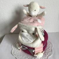 Windeltorte Schaf Mädchen bestellen Ideen Geschenk Babyparty Geburt Taufe Schmusetuch Lätzchen Rasselsöckchen pink rosa Bild 4