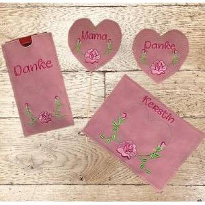 Stickdatei Set Mug Rug, Schokihülle & Anhänger mit Rose – Muttertag & Geburtstag – In the Hoop 13x18cm