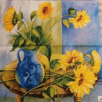 4 Servietten / Motivservietten  ganzes Motiv 1/1 Sonnenblumen in blauer Vase auf Tisch /   RR 18 Bild 1