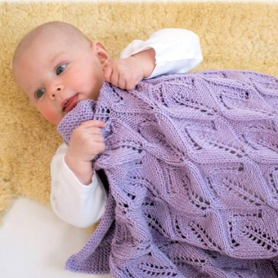 Strickanleitung für die Babydecke Lichtermeer mit Ajourmuster in der Größe 60 x 80 cm