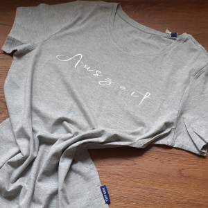 T-Shirt Auszeit, Bio Baumwolle mit 10% Viskose, grau, mit einem silbernen reflektierendem Schriftzug Bild 1