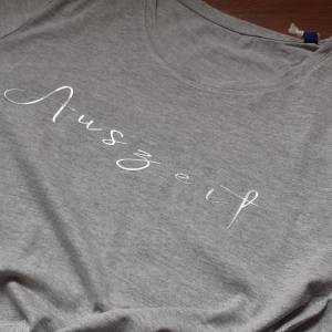 T-Shirt Auszeit, Bio Baumwolle mit 10% Viskose, grau, mit einem silbernen reflektierendem Schriftzug Bild 2