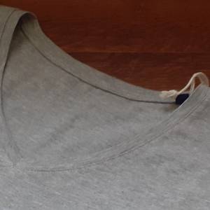 T-Shirt Auszeit, Bio Baumwolle mit 10% Viskose, grau, mit einem silbernen reflektierendem Schriftzug Bild 4