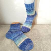 handgestrickte Socken, Größe 42/43, 4fach Sockenwolle, verschiedene Blautöne, Jeansfarben Bild 1