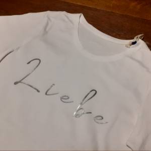 Damen T-Shirt mit Schriftzug ' Liebe ', Bio Baumwolle weiß, mit silbernen reflektierendem Schriftzug Bild 1