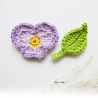 Ein gehäkeltes Stiefmütterchen mit Blatt - Häkelblume,Häkelapplikation,Aufnäher,Tischdeko,Frühling,Ostern,rosa,flieder Bild 6