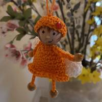 Osterstraußanhänger - Kleine Elfe in orange Bild 1