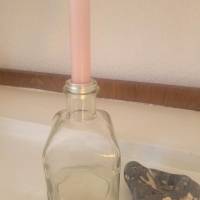 Eckige Glasflasche als Kerzenständer mit 2 Kerzen Bild 3