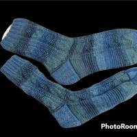 Wollsocken, Socken Gr. 42/43 handgestrickt, Haussocken mit einem angedeuteten Zopfmuster in verschiedenen Blau-/Grüntöne Bild 1
